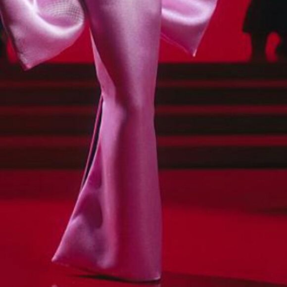 Barbie Collector Edition in Pink Dress - Picture 4 of 11